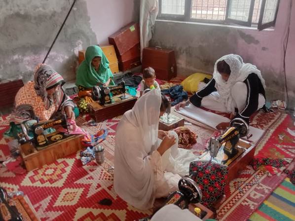 A group of women sitting on a carpet

Description automatically generated with low confidence