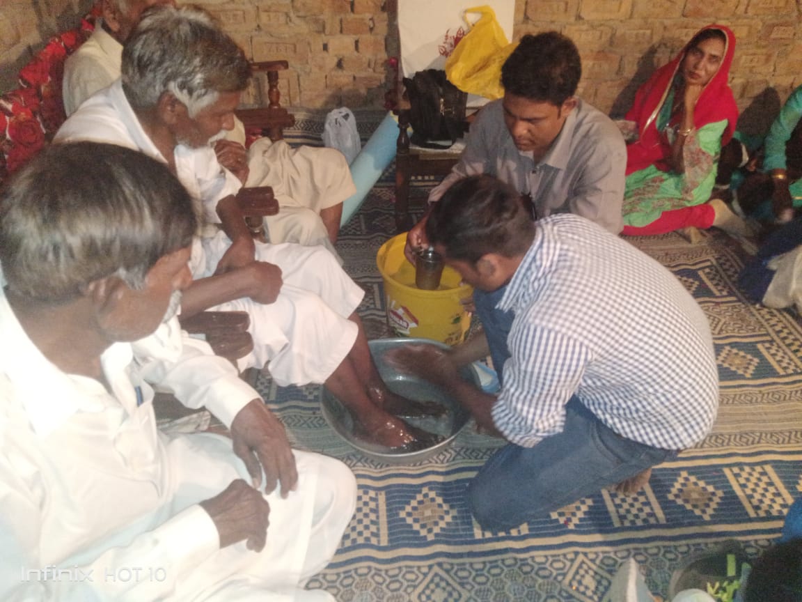 A group of people sitting on the floor

Description automatically generated with medium confidence