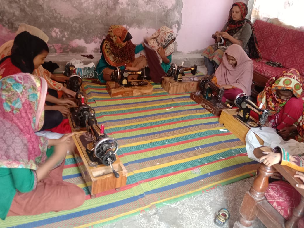 A group of people sitting on the floor

Description automatically generated with low confidence