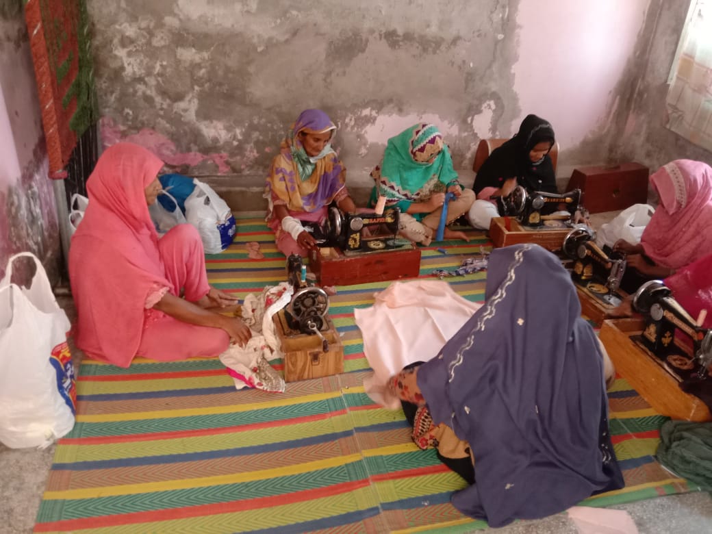 A group of women sitting on the floor

Description automatically generated with low confidence