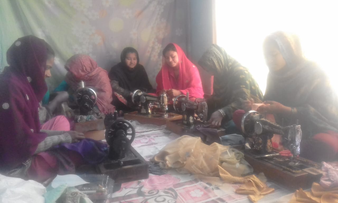 A group of women sitting around a table

Description automatically generated with medium confidence