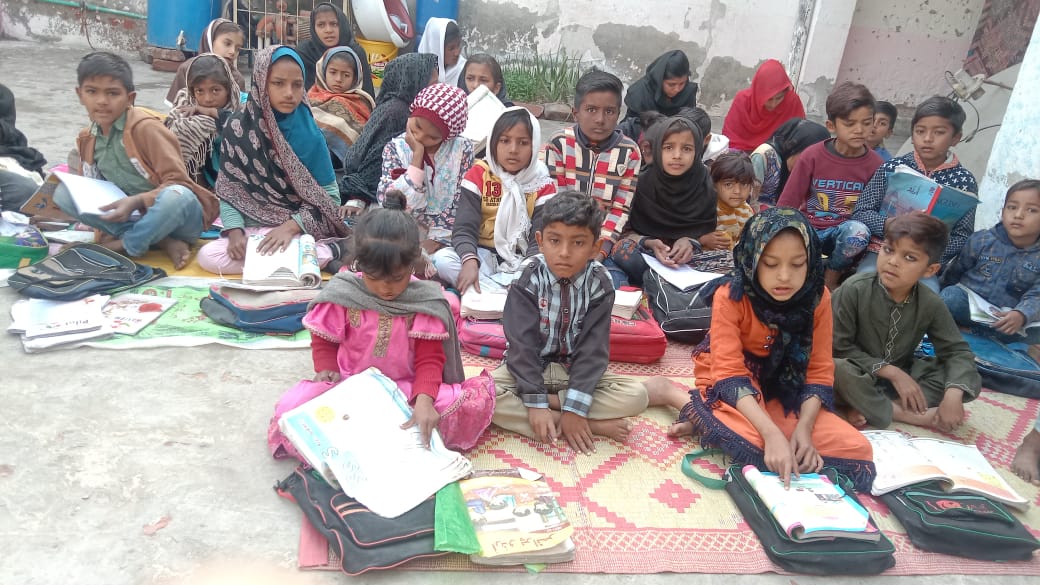 A group of children sitting on the ground

Description automatically generated with medium confidence