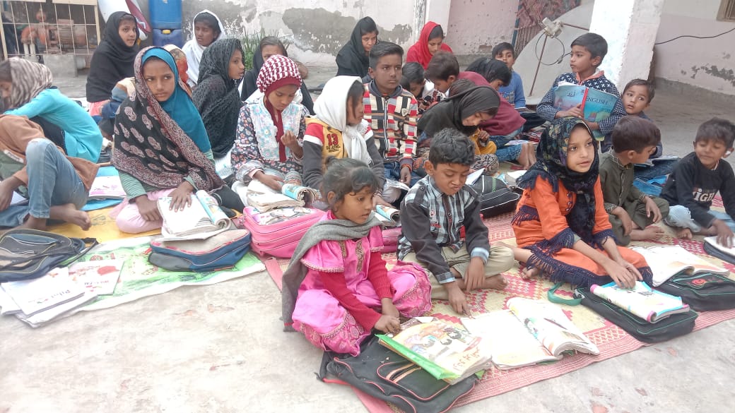 A group of children sitting on the floor

Description automatically generated with low confidence