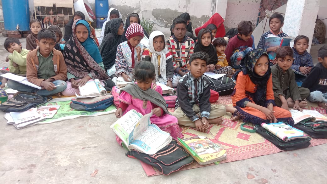 A group of children sitting on the floor reading books

Description automatically generated with medium confidence