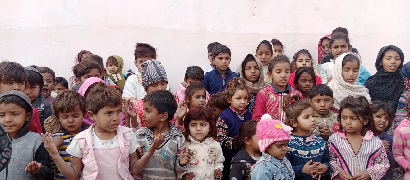 A group of children posing for a photo

Description automatically generated